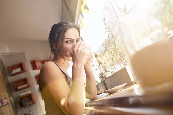 Mindig kávéidő van. Vágott kép egy fiatal nőről, aki kávét iszik egy kávézóban.. — Stock Fotó