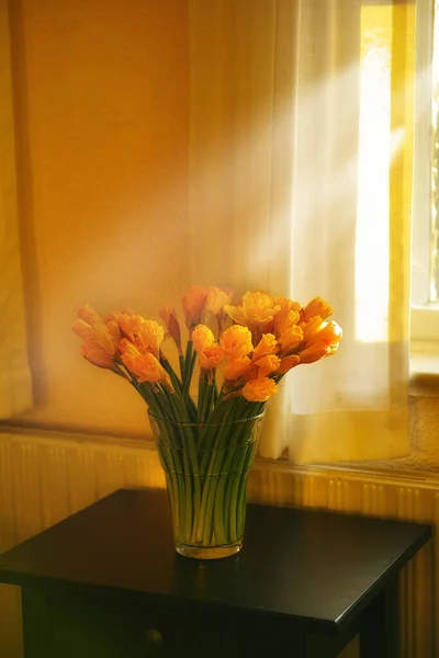 Tulipany na stoliku. Układ tulipanowy stojący na stoliku przed oknem. — Zdjęcie stockowe
