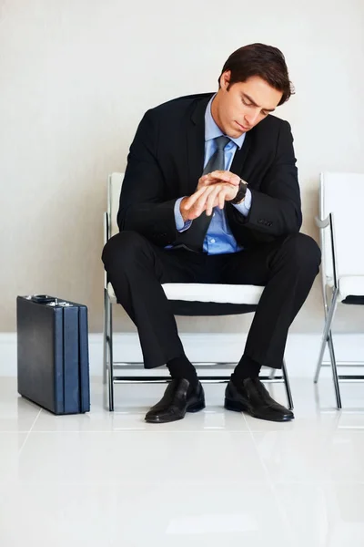 El tiempo es dinero-Empresario comprobar la hora. El tiempo es dinero - Retrato de un joven empresario comprobando la hora en el reloj de pulsera. —  Fotos de Stock