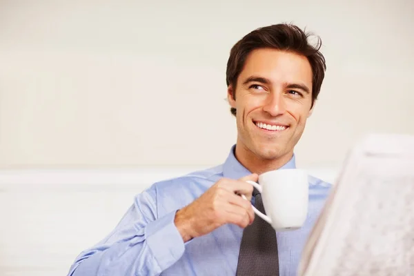 Šťastný mladý manažer pije kávu a dívá se jinam. Sebevědomý a šťastný obchodní manažer pití kávy při pohledu pryč. — Stock fotografie