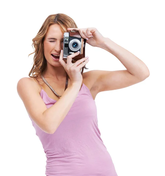 So fotogen. Studioaufnahme einer jungen Frau beim Fotografieren mit einer Vintage-Kamera. — Stockfoto