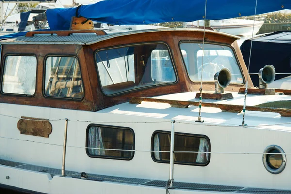 Una nave robusta. Primer plano de un viejo velero de madera. — Foto de Stock