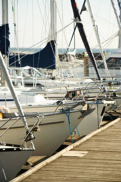 Living the life of luxury. Anchored yachts at quayside. — Stock Photo, Image