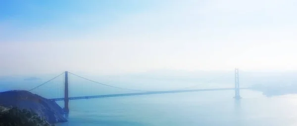 Puente Golden Gate, San Francisco. Puente Golden Gate y su entorno natural en la madrugada. —  Fotos de Stock
