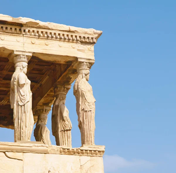 CÂMARA DIGITAL DO OLYMPUS. Uma série de pilares esculpidos nas formas de uma mulher em Acrópole, Grécia. — Fotografia de Stock
