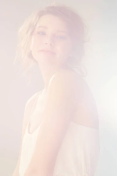 Погана краса. Сюрреалістичний портрет молодої жінки через туман . — стокове фото