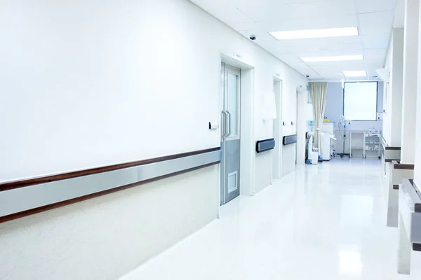 Ένα νοσοκομείο στο οποίο μπορείς να πέσεις με ασφάλεια. Ένα άδειο πέρασμα μέσα σε ένα νοσοκομείο. — Φωτογραφία Αρχείου