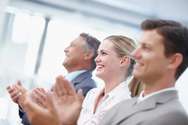 Bravo Briljant. Een trio zakenmensen applaudisseert voor een briljante presentatie. — Stockfoto