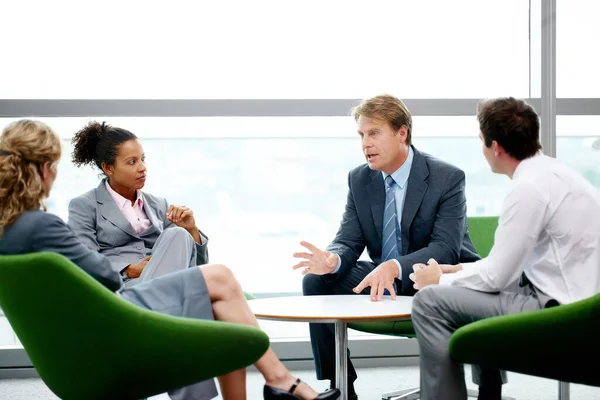 Discutir o nosso progresso antes da grande reunião. Grupo de empresários que tem uma reunião informal no trabalho. — Fotografia de Stock
