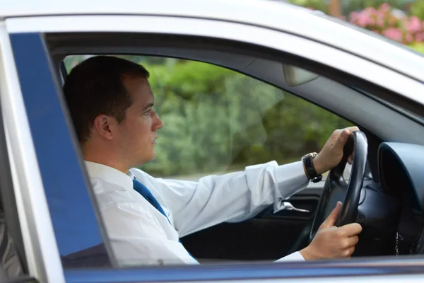 Der tägliche Pendelverkehr. Profil eines Geschäftsmannes, der mit dem Auto zur Arbeit fährt. — Stockfoto