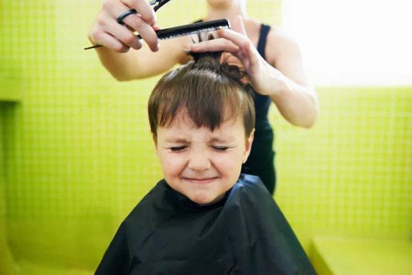 Його перша зачіска. Обрізаний знімок молодого хлопчика отримує свою першу стрижку . — стокове фото