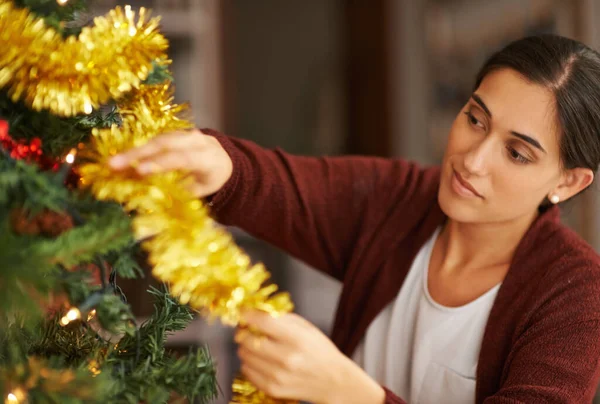 Mein Lieblingsteil der Saison. Schnappschuss einer attraktiven jungen Frau, die ihren Weihnachtsbaum schmückt. — Stockfoto