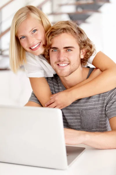 Σερφάροντας στο δίχτυ μαζί. Πορτρέτο ενός νεαρού ζευγαριού που χρησιμοποιεί φορητό υπολογιστή στο σπίτι. — Φωτογραφία Αρχείου