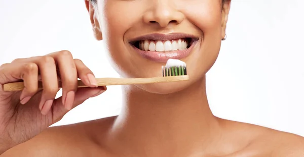 Velký úsměv potřebuje dobrou péči. Studio záběr nerozpoznatelné ženy čistí zuby na bílém pozadí. — Stock fotografie