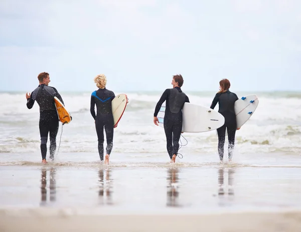A szörfözés felpezsdítő. A fiatal szörfösök izgatottak a fantasztikus hullámok miatt.. — Stock Fotó