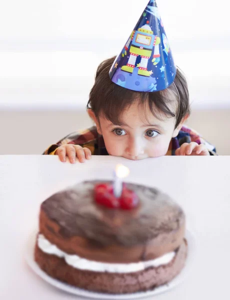 Sadece biraz tatmak istiyorum... küçük tatlı bir çocuk doğum günü pastasına bakıyor.. — Stok fotoğraf