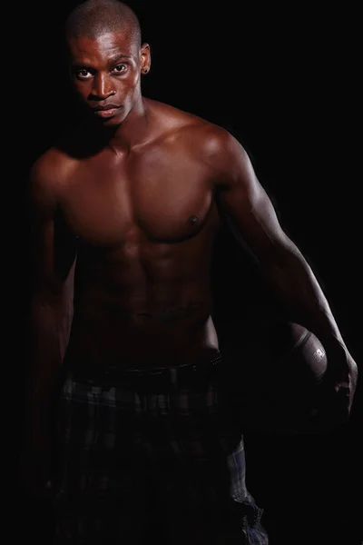 我对篮球很认真一个坚定的年轻篮球运动员站在黑色背景下的画像. — 图库照片