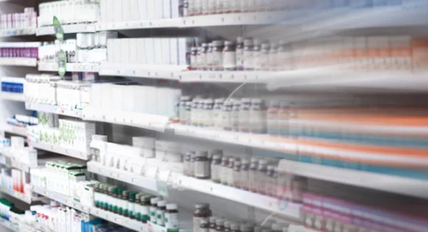 Explore nuestra selección de marcas confiables y asequibles. Tiro de estantes repletos de varios medicamentos en una farmacia. — Foto de Stock