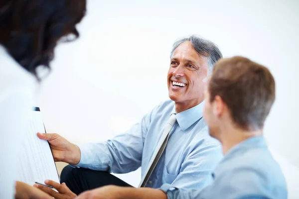 Mužský poradce s klienty. Šťastný muž poradce ukazující finanční plán pro klienty. — Stock fotografie