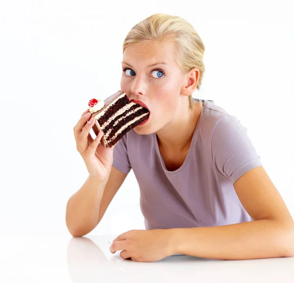 Ich hoffe, niemand sieht mich betrügen - Diät. Junge Frau stopft sich Schokoladenkuchen in den Mund. — Stockfoto