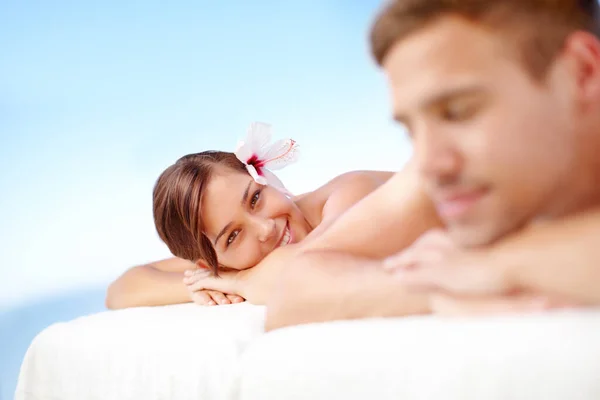 Mengawasi orang yang kucintai. Wanita muda cantik berbaring di spa dengan pasangannya. — Stok Foto