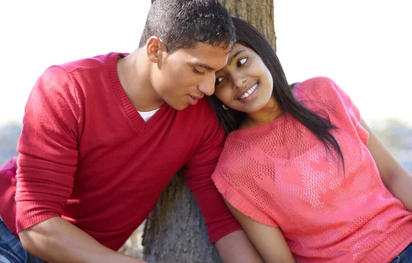 Ela partilha os sonhos dele. Tiro de um jovem casal feliz compartilhando um momento afetuoso ao ar livre. — Fotografia de Stock