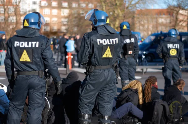Prêt à tout. Vue arrière d'un policier en tenue anti-émeute. — Photo
