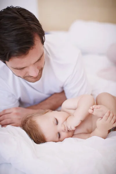 Kijken hoe zijn liefste in slaap valt. Een toegewijde jonge vader die tijd doorbrengt met zijn dochtertje. — Stockfoto
