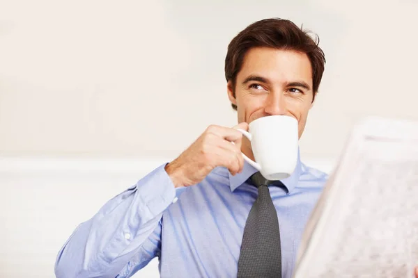 Genç yönetici başka tarafa bakarken kahve içiyor. Genç işletme yöneticisi gözlerini kaçırırken kahve içiyor.. — Stok fotoğraf
