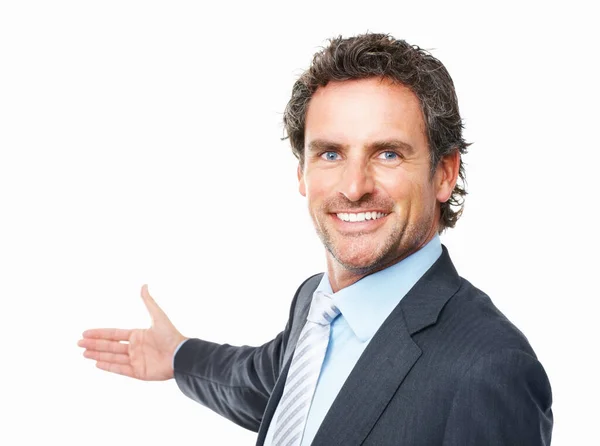 Homme d'affaires présentant quelque chose. Gros plan de smart souriant homme d'affaires donnant la présentation sur fond blanc. — Photo