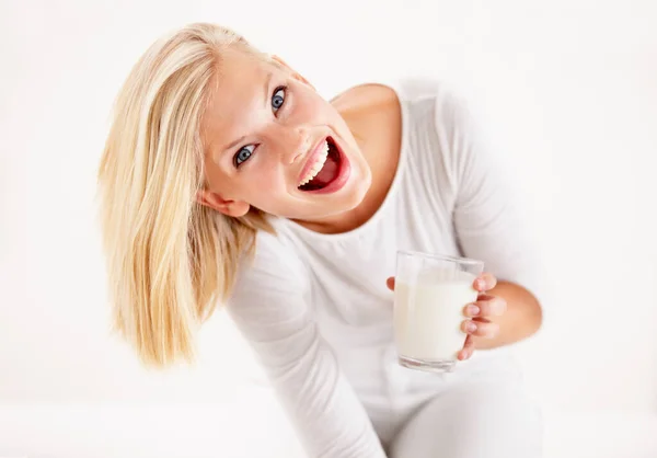 Lassen Sie sich erfrischen. Aufnahme einer jungen Frau, die einen Drink genießt. — Stockfoto