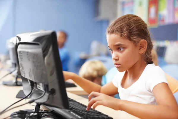 Wow, le cours d'informatique est vraiment intéressant. Une écolière mignonne en classe d'informatique. — Photo