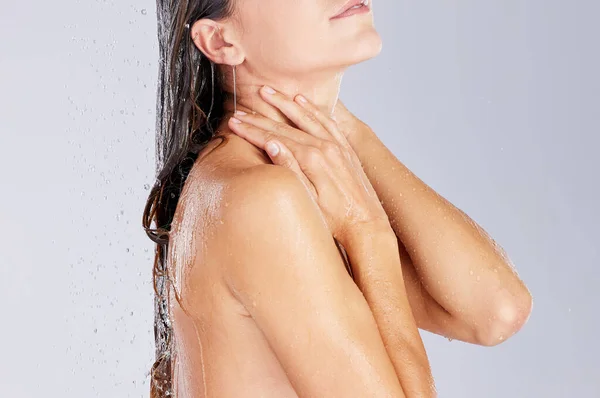 Date una ducha para proteger la salud de la piel. Foto de estudio de una mujer irreconocible tomando una ducha sobre un fondo gris. — Foto de Stock