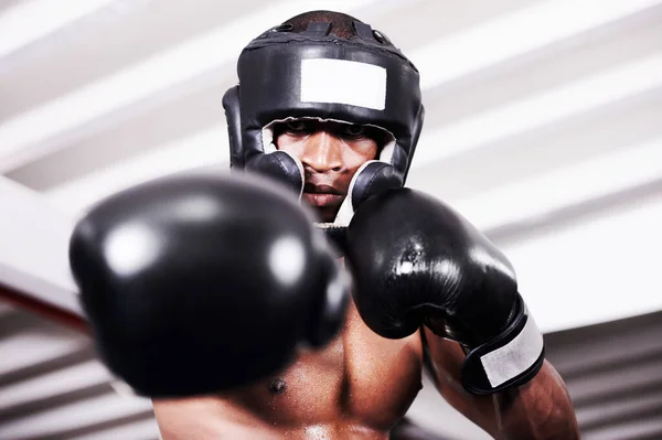 Ill take you one. Ein afrikanisch-amerikanischer Boxer in Schutzkleidung steht im Ring. — Stockfoto