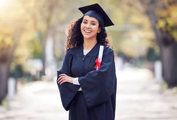 Tu deviens ce que tu crois. Tournage d'une jeune femme célébrant le jour de la remise des diplômes. — Photo