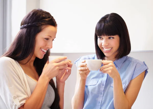 Tout peut être réglé d'un seul coup avec un bon ami. Deux femmes partagent un moment agréable dans la cuisine autour d'un café. — Photo