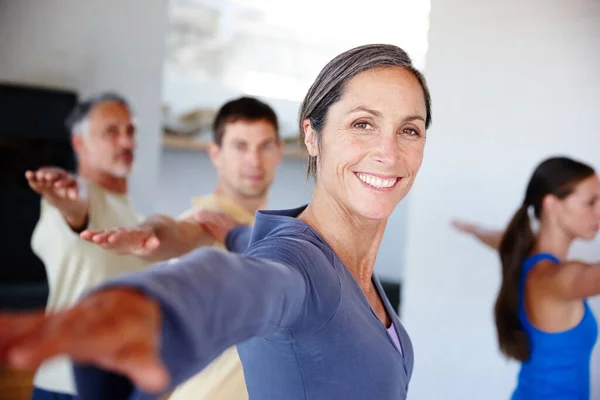 Perspectivas positivas sobre la salud. Un grupo de personas tomando una clase juntos en el gimnasio. —  Fotos de Stock