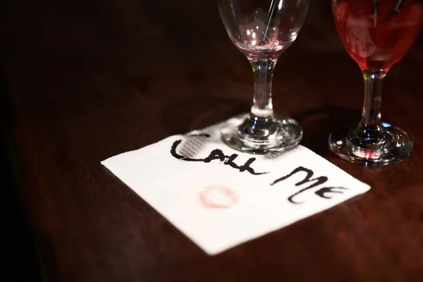 Snap het. Close-up van een flirterig bericht geschreven op een servet op een bar. — Stockfoto