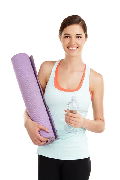 Dat is geen excuus. Portret van een mooie jonge vrouw met haar trainingsmat en een fles water. — Stockfoto