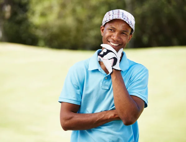 Ravi de son jeu. Tourné d'un pro du golf afro-américain à l'air positif. — Photo