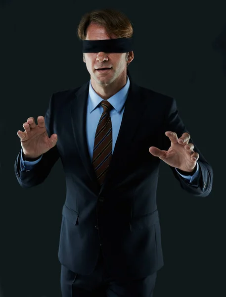 Blindlings durch die Geschäftswelt wandern. Schnappschuss eines Geschäftsmannes mit verbundenen Augen. — Stockfoto