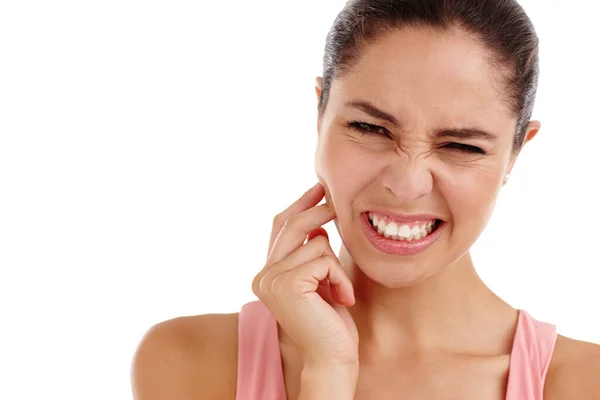 Hora de ir ao dentista. Tiro cortado de uma bela jovem mulher com dor física em pé em um estúdio isolado no branco. — Fotografia de Stock