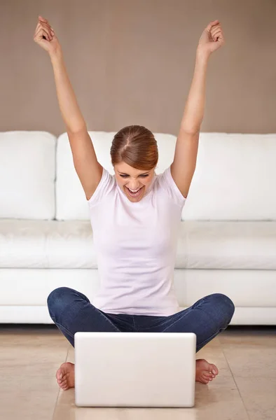 Då så. Full längd skott av en attraktiv ung kvinna känner sig glad och firar när du använder sin bärbara dator hemma. — Stockfoto