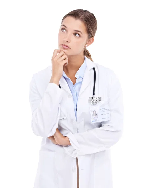 Luchando para hacer un diagnóstico conciso.... Meditosa joven doctora aislada en blanco. — Foto de Stock