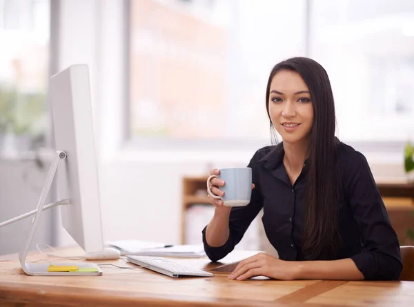 Viver num mundo corporativo. Tiro de uma jovem empresária em seu escritório. — Fotografia de Stock