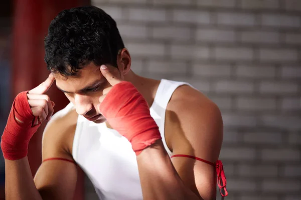 Tienes que visualizarte ganando. Un joven luchador preparándose mentalmente antes de una pelea. —  Fotos de Stock