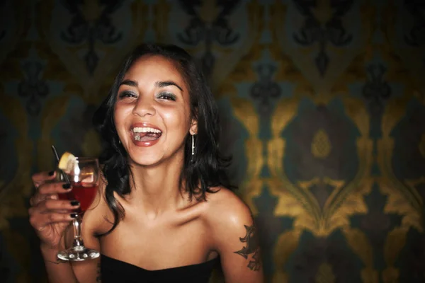 Ha avuto il carisma e un cocktail - la vita di notte. Ritratto di una bella ragazza che si diverte mentre fa festa - Copyspace. — Foto Stock