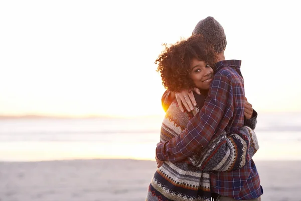 É aqui que eu pertenço. Tiro de um jovem casal desfrutando de um passeio na praia. — Fotografia de Stock