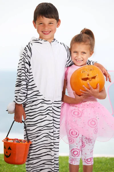 Prenditi cura di lei. Ritratto di due simpatici bambini vestiti per Halloween. — Foto Stock