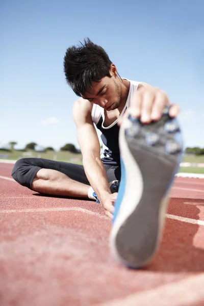 放松......一个年轻的运动员专注于伸展身体. — 图库照片